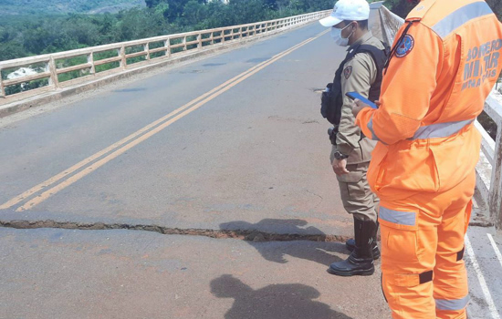 Rachadura interdita parcialmente ponte sobre o Rio Jequitinhonha