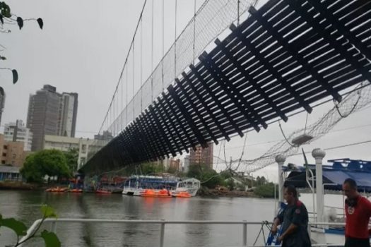 Jovem continua desaparecido após ponte ceder no Sul