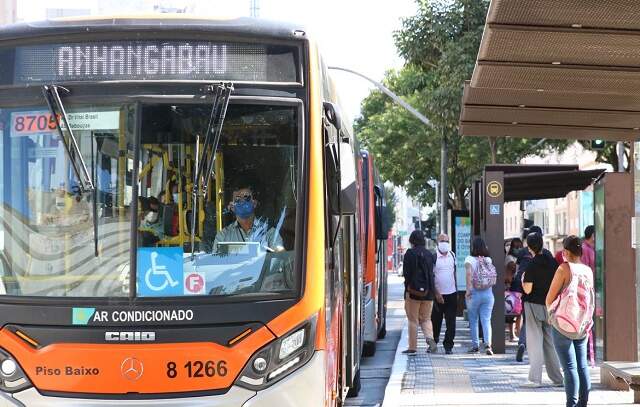 SP ganha pontos de ônibus que ‘falam’ com passageiras