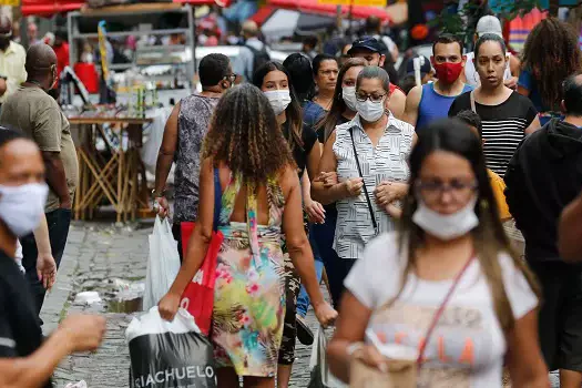 RJ tem queda de síndromes gripais e internações por covid-19