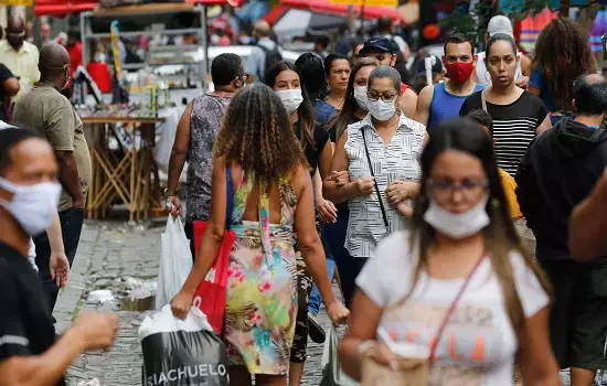 RJ tem queda de síndromes gripais e internações por covid-19