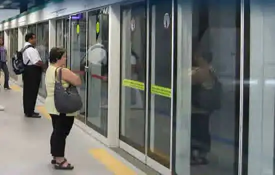 Primeiras portas de plataforma da Linha 1-Azul do Metrô entram em operação em 2 estações