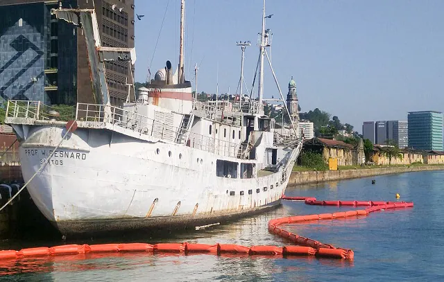 Justiça determina remoção de antigo navio da USP do porto de Santos