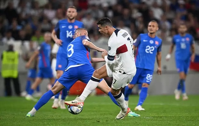 CR7 passa em branco, mas Portugal bate Eslováquia nas eliminatórias da Euro