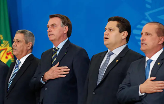 Bolsonaro participa de cerimônia de posse de ministros no Planalto