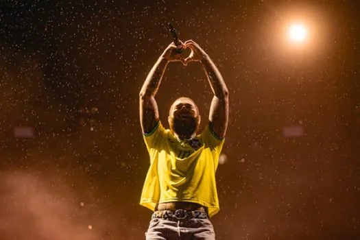 Post Malone faz dancinha e veste camisa de Neymar em meio a chuva no The Town