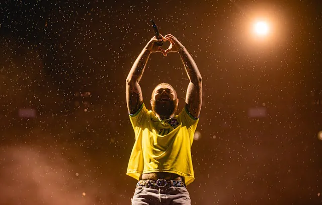 Post Malone faz dancinha e veste camisa de Neymar em meio a chuva no The Town