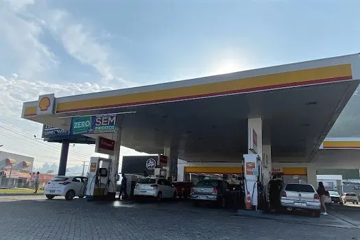 Postos Havan vendem gasolina sem imposto para alertar sobre alta carga tributária