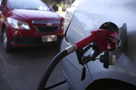 Gasolina fecha 1º tri em alta de 2,7% e diesel em queda de 1,2%, mostra pesquisa