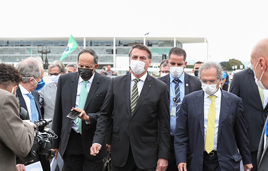 Bolsonaro assina decreto sobre construção civil como atividade essencial