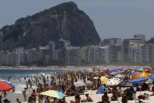 Litoral paulista tem praias invadidas e aglomerações