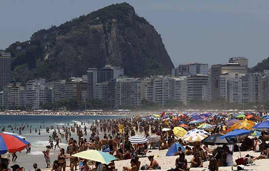 Litoral paulista tem praias invadidas e aglomerações