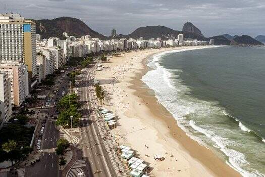 Rio reabre praias com público dividido quanto às medidas de restrição