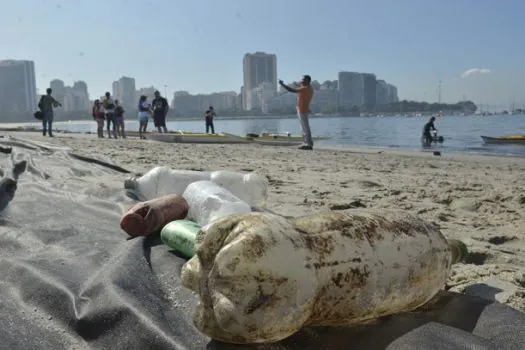 Mutirão retira 1,8 kg de microlixo na Praia de Santos