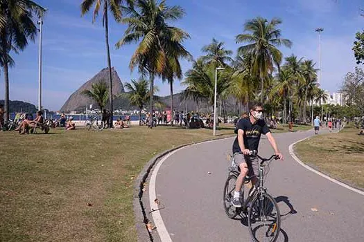 Praias e áreas de lazer enchem no Rio no primeiro domingo de flexibilização