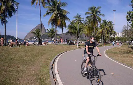 Praias e áreas de lazer enchem no Rio no primeiro domingo de flexibilização