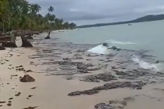 Duas toneladas de óleo são retiradas de praias em Pernambuco