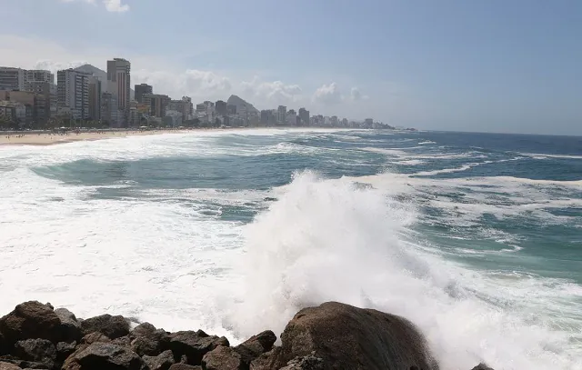 Ressaca pode provocar ondas de até 4 metros no RJ