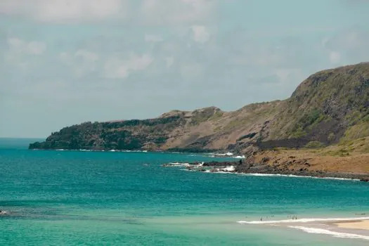 Fernando de Noronha atrai pais e filhos na época das férias escolares