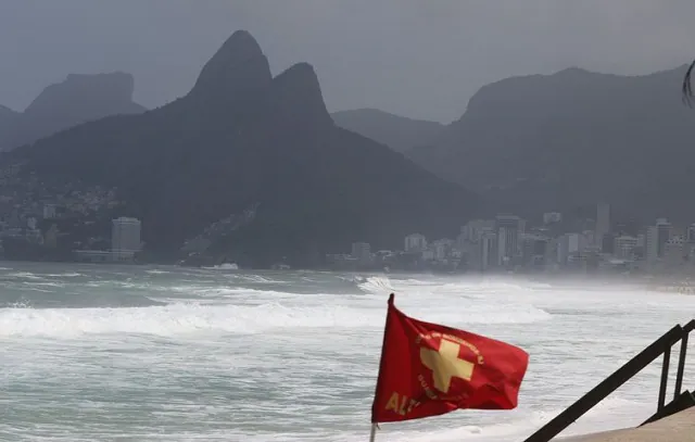 Ressaca nas praias do RJ tem previsão de ondas de 3 metros