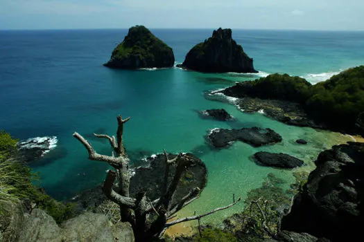 Praia em Fernando de Noronha segue fechada após ataque de tubarão