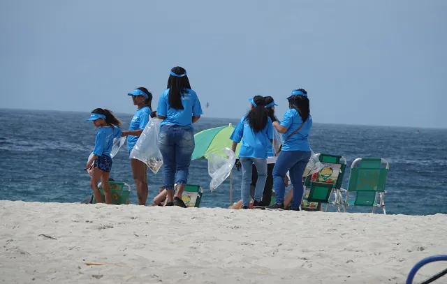 Praia de Copacabana recebe o projeto Recicla Orla