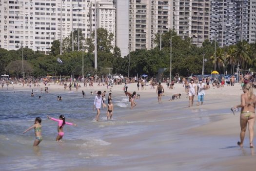 Turista é arrastado por corrente e desaparece no mar em praia de Bertioga