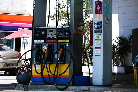 Preço da gasolina nos postos volta a subir após 15 semanas