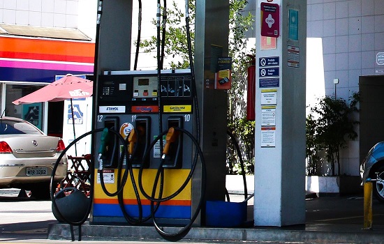 Preço da gasolina nos postos volta a subir após 15 semanas