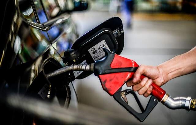 Preço da gasolina sobe R$ 0,12 por litro nos postos após reajuste da Petrobras