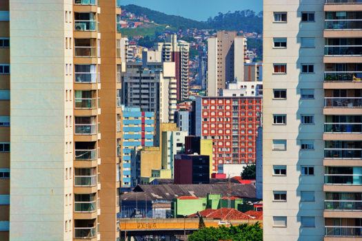 Justiça suspende PL em São Paulo que permite usar verba de habitação social para recapear