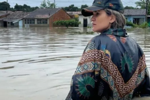 Prefeita de Alagoas é criticada por fazer pose em foto de enchente