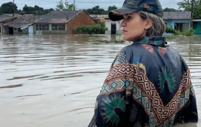 Prefeita de Alagoas é criticada por fazer pose em foto de enchente