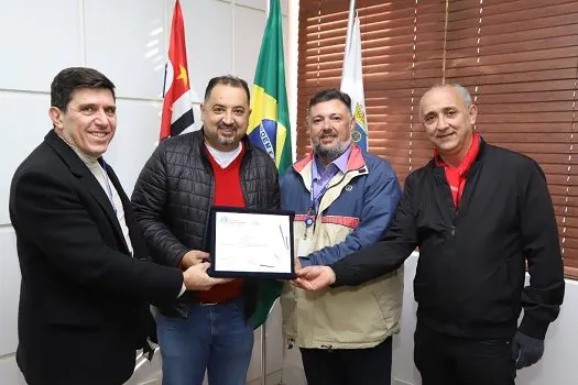 Prefeito de Mauá recebe placa por promover o empreendedorismo na cidade