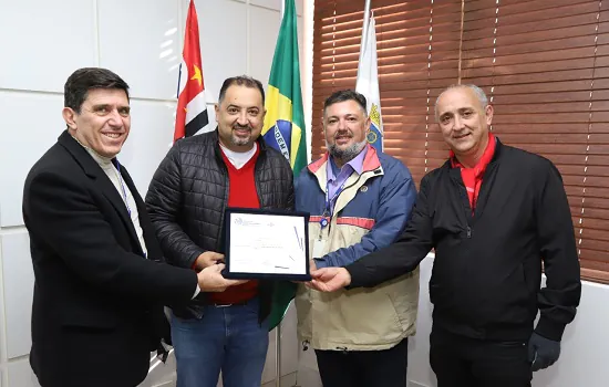 Prefeito de Mauá recebe placa por promover o empreendedorismo na cidade