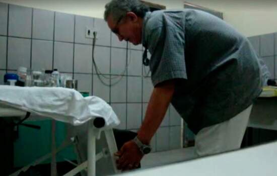 Imagens mostram médico e prefeito abusando de pacientes no CE