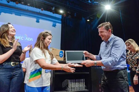 Prefeito Orlando Morando entrega chromebooks aos estudantes do Ensino Fundamental