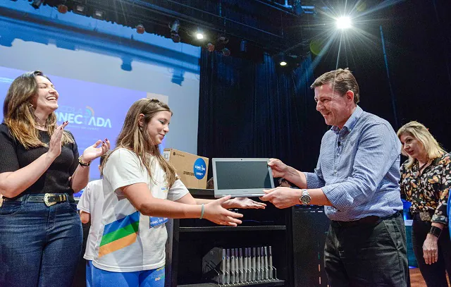 Prefeito Orlando Morando entrega chromebooks aos estudantes do Ensino Fundamental