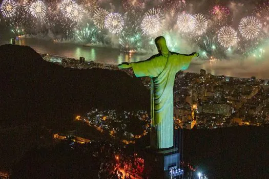 Brasileiros comemoram a chegada de 2024 com shows, festa e queima de fogos em todo o País