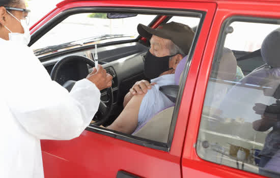 Santo André aplica 2ª dose da Coronavac em idosos entre 69 e 71 anos