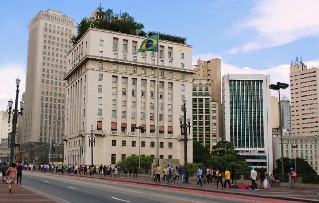 Com refletores e lâmpadas potentes