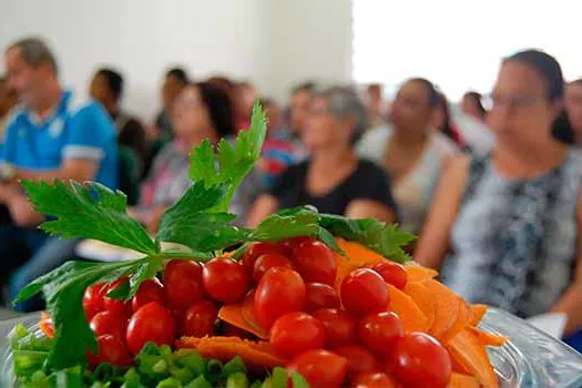 Moradores aprendem a fazer pratos para o Dia das Mães