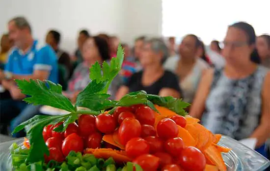 Moradores aprendem a fazer pratos para o Dia das Mães