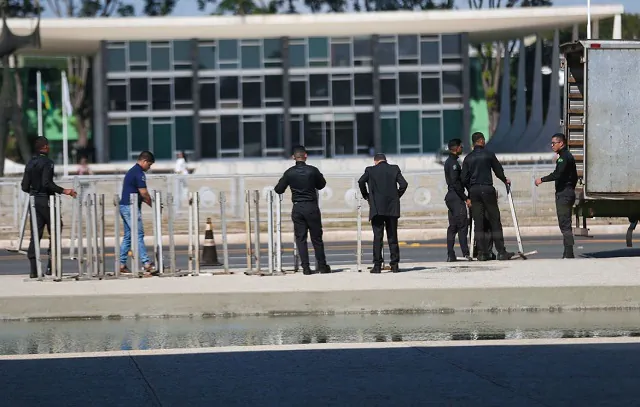 Presidência retira grades do Palácio do Planalto