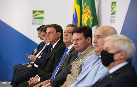 Bolsonaro diz que Brasil foi o país que menos sofreu na economia durante a pandemia