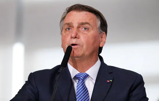 Bolsonaro volta a atacar Barroso usando perdão que ministro deu a José Dirceu