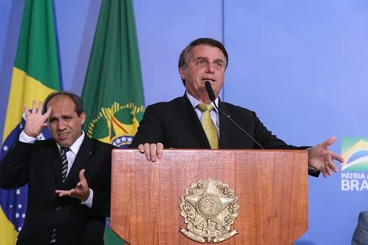 Bolsonaro veta projeto que liberaria remédios para câncer via planos de saúde