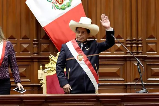 Pedro Castillo toma possa no Peru, em um país polarizado