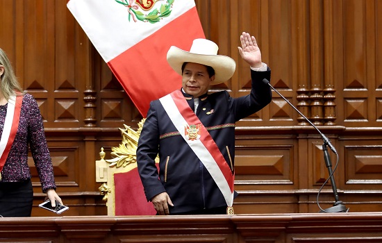 Pedro Castillo toma possa no Peru