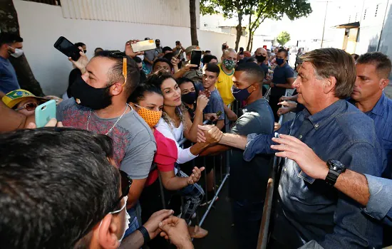 Bolsonaro insiste em teses de superdimensionamento de mortes e tratamento precoce